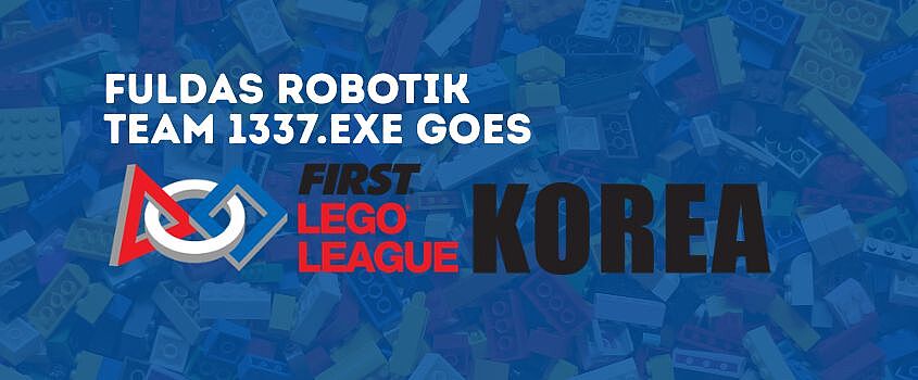 Grafik mit LEGO-Steinen im Hintergrund und der Aufschrift „Fuldas Robotik Team 1337.exe goes FIRST LEGO League Korea“.